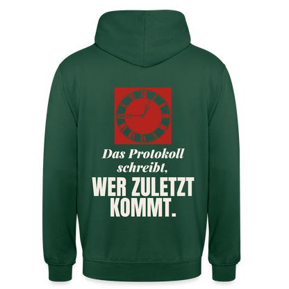 "Das Protokoll schreibt, wer zuletzt kommt." Motiv-Hoodie unisex, Farbe Flaschengrün
