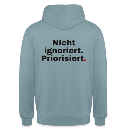 "Nicht ignoriert. Priorisiert." Motiv-Hoodie unisex, Farbe Nebelblau