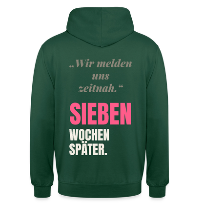 Wir melden uns zeitnah. Sieben Wochen später. Motiv-Hoodie unisex, Farbe Flaschengrün
