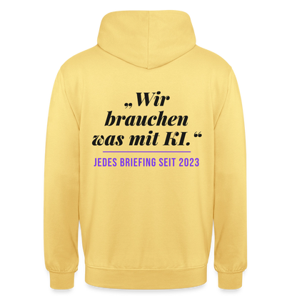 Wir brauchen was mit KI. Jedes Briefing seit 2023. Motiv-Hoodie unisex, Farbe Zitronengelb