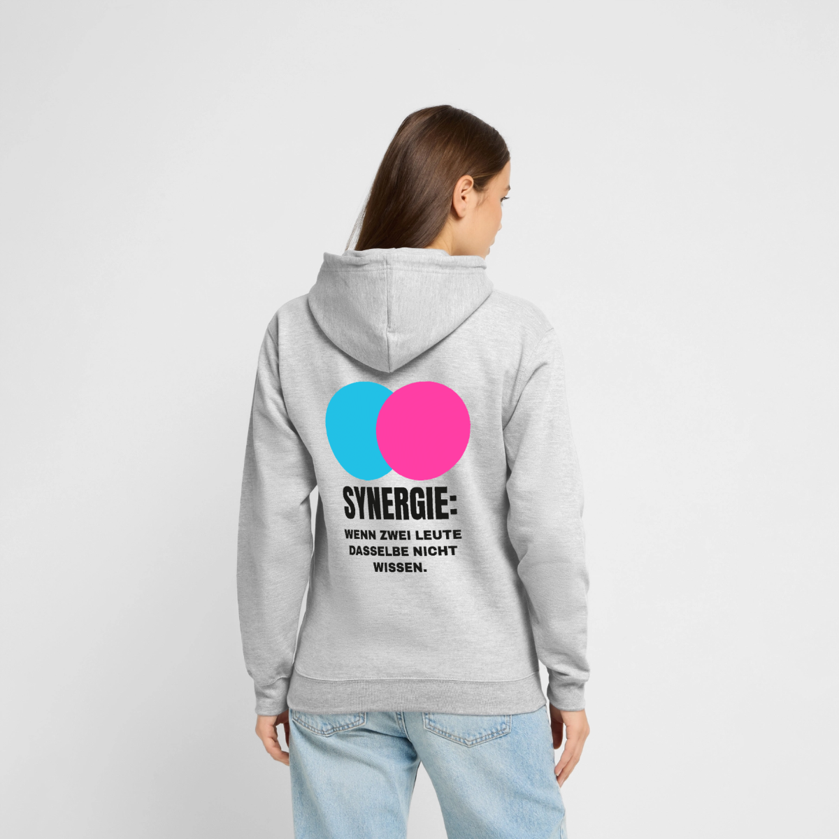 Synergie: Wenn zwei Leute dasselbe nicht wissen. Motiv-Hoodie unisex, Farbe Hellgrau meliert, Model