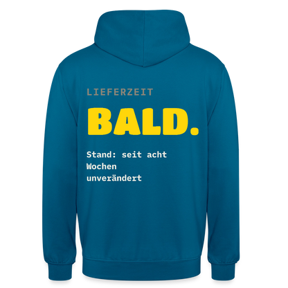 "Lieferzeit: bald. Stand: seit acht Wochen unverändert." Motiv-Hoodie unisex, Farbe Tiefseeblau