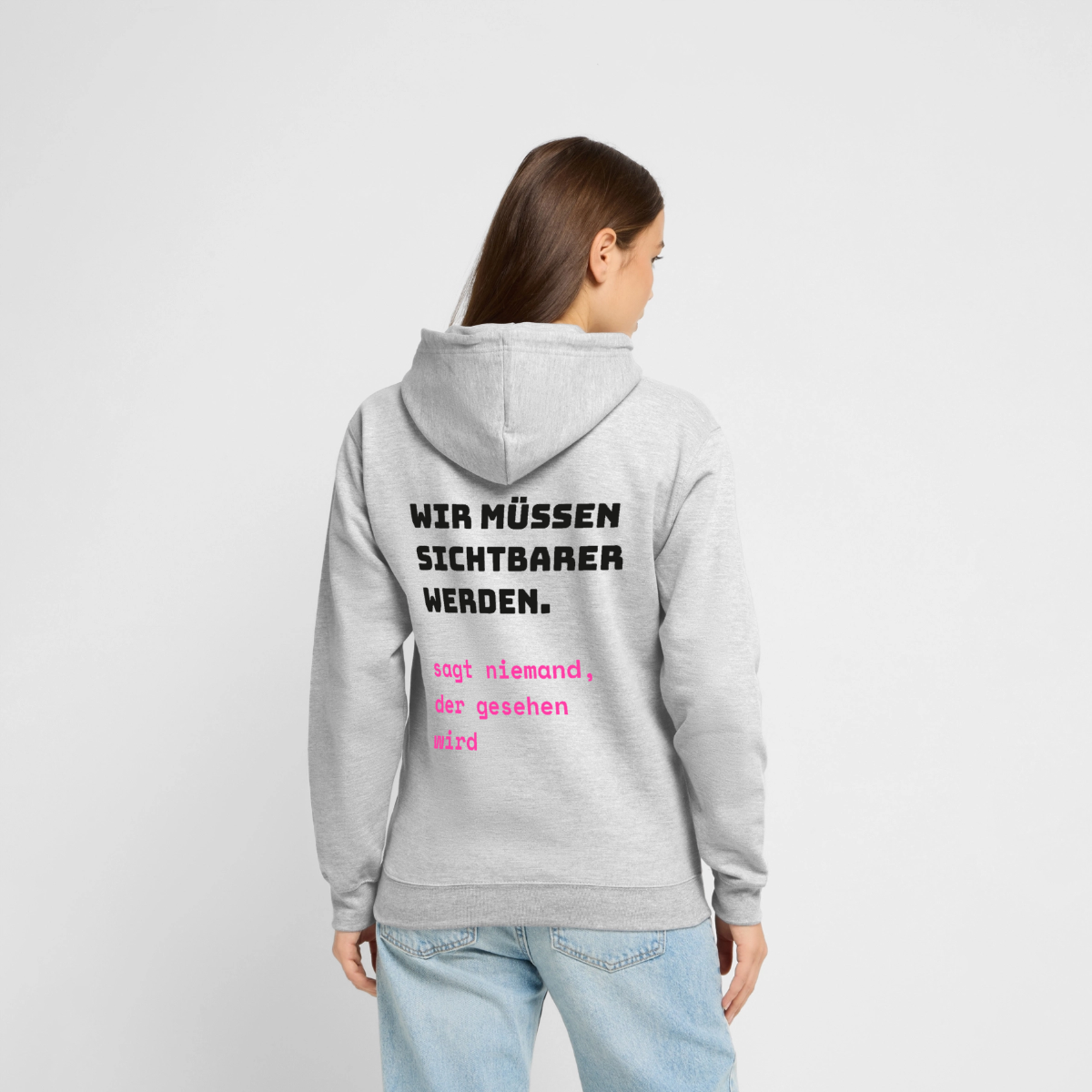 Wir müssen sichtbarer werden. Sagt niemand, der gesehen wird. Motiv-Hoodie unisex, Farbe Hellgrau meliert, Model