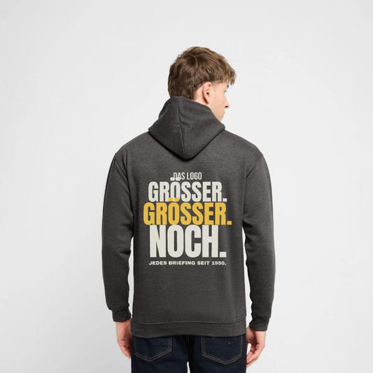 "Das Logo größer. Größer. Noch. Jedes Briefing seit 1950." Motiv-Hoodie unisex, Farbe Anthrazit, Model