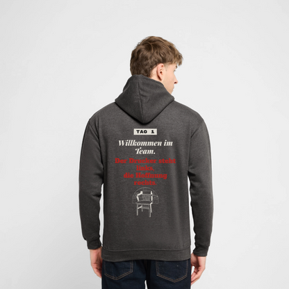"Willkommen im Team. Der Drucker steht links, die Hoffnung rechts." Motiv-Hoodie unisex, Farbe Anthrazit, Model