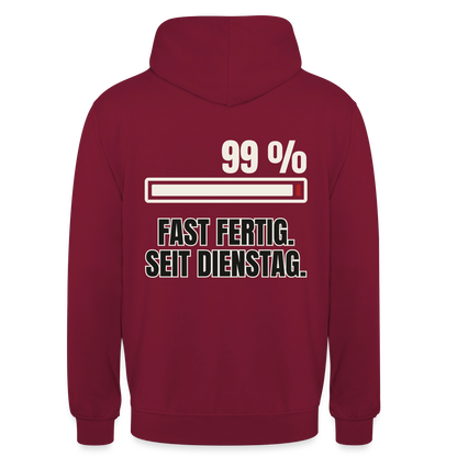 "99 % fast fertig. Seit Dienstag." Motiv-Hoodie unisex, Farbe Bordeaux