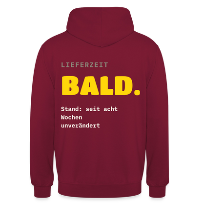 "Lieferzeit: bald. Stand: seit acht Wochen unverändert." Motiv-Hoodie unisex, Farbe Bordeaux