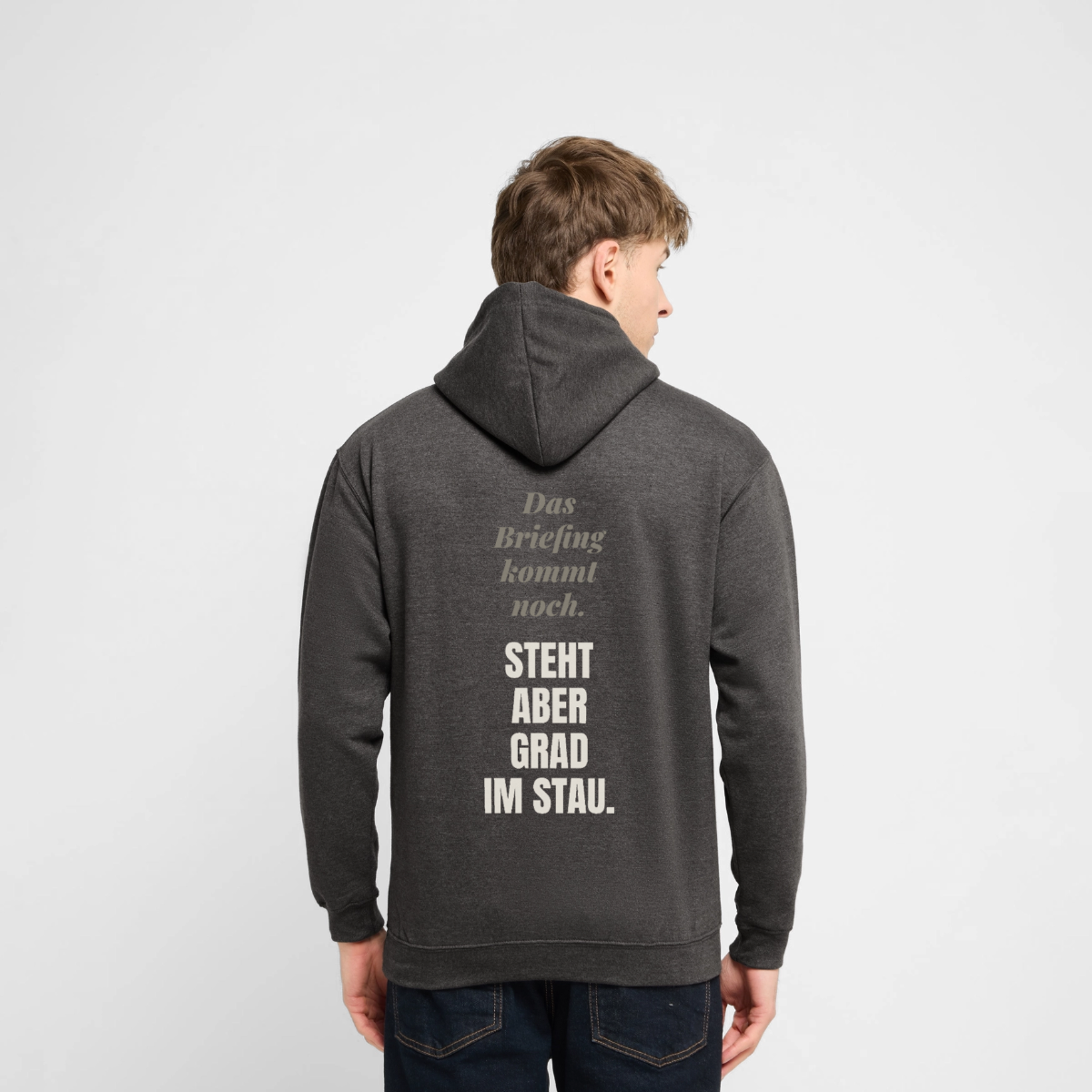"Das Briefing kommt noch. Steht aber grad im Stau." Motiv-Hoodie unisex, Farbe Anthrazit, Model