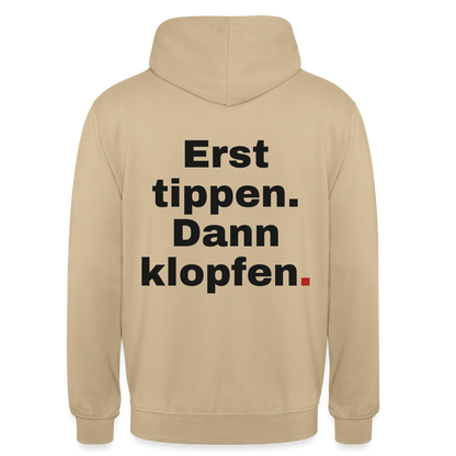 "Erst tippen. Dann klopfen." Motiv-Hoodie unisex, Farbe Beige