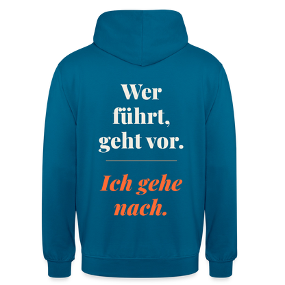 Wer führt, geht vor. Ich gehe nach. Motiv-Hoodie unisex, Farbe Tiefseeblau