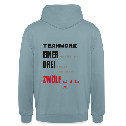 "Teamwork: einer macht es, drei reden darüber, zwölf sind im CC" Motiv-Hoodie unisex, Farbe Nebelblau
