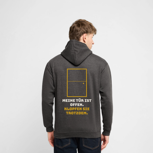 "Meine Tür ist offen. Klopfen Sie trotzdem." Motiv-Hoodie unisex, Farbe Anthrazit, Model