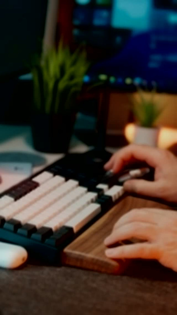 Instagram-Beitrag von diXed: Chips weg. Dose leer. Das Wort liegt schon auf deinem Mousepad. 🖱️